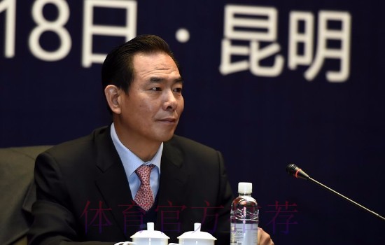 佩兰正式出任中国男足主教练 蔡振华赠送队服